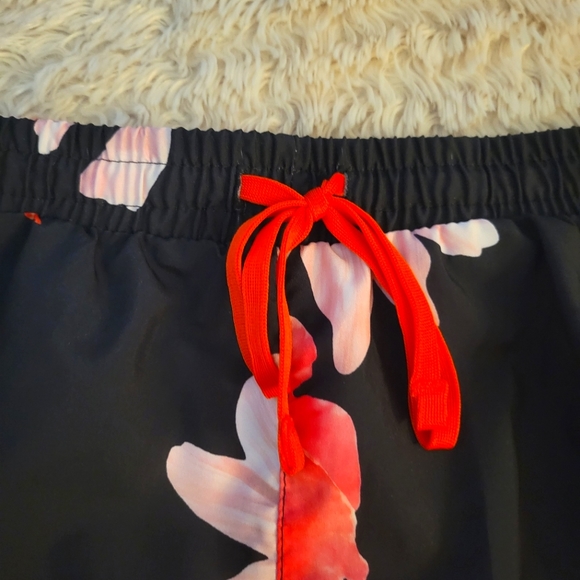 Old Navy Mid-Riae Floral Print 3 inch inseam Dolphin Hem Running Short; Size M - Picture 2 of 4